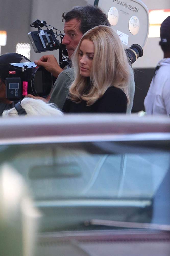 Margot-Robbie-on-set